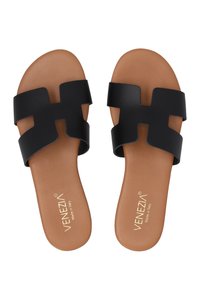 Zwarte schuifsandalen met brede banden en een uitgesneden ontwerp, op een lichtbruine, gewatteerde voetbed met metallic merkvoering.