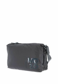 Sac matelassé gris avec fermeture éclair, bandoulière réglable et logo brillant "MD 20" sur le devant. Texture lisse et forme rectangulaire.