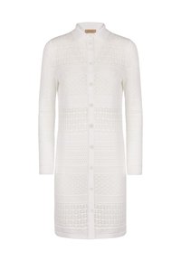 Biała sukienka swetrowa z kołnierzykiem, zapinana na guziki z przodu, zdobiona teksturowanymi wzorami o geometrycznych kształtach na całym materiale.