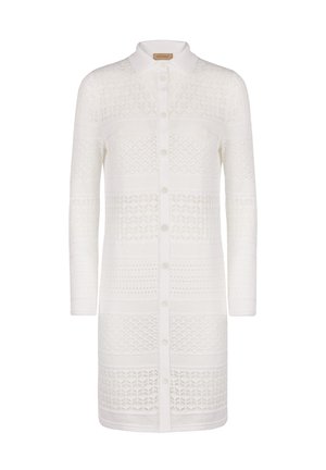 Vit tröjklänning med krage, knappslå framtill och mönster i olika geometriska former över hela tyget.