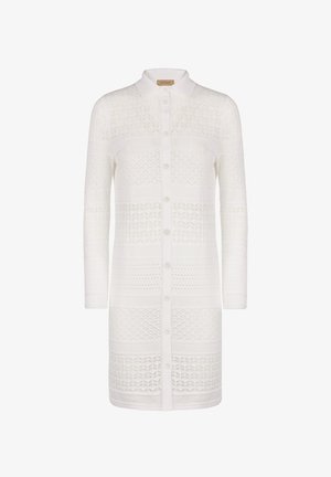 Biała sukienka swetrowa z kołnierzykiem, zapinana na guziki z przodu, zdobiona teksturowanymi wzorami o geometrycznych kształtach na całym materiale.