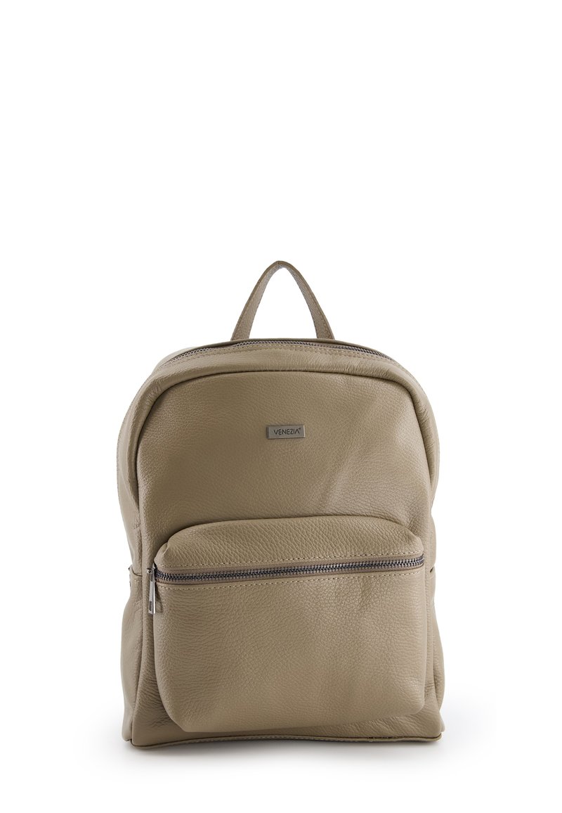 Beige læderrygsæk med en lynlåslomme på forsiden, rund form, top håndtag og en lille logo-plade på hovedrummet.