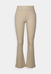 Pantalones acampanados beige de canalé con cintura alta elástica y acabado texturizado, que se extienden a un sutil acampanamiento en el dobladillo.