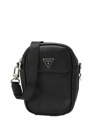 Piccola borsa a tracolla nera con tracolla regolabile e tasca frontale con patta, con logo Guess triangolare argento.
