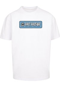 Hvid kortærmet t-shirt med et blåt rektangulært logo, der står "WUWEAR" med "WORLD FAMOUS / QUALITY GOODS" nedenfor.