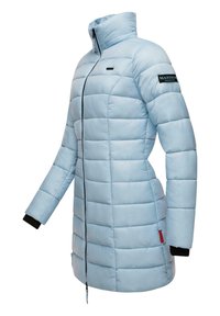 Gaiši zils mīksts mētelis ar vertikālu piespraudīšanas dizainu, augstu apkakli, priekšējo rāvējslēdzēju un melniem ribotajiem aprocēm. Uz piedurknes ir zīmola logo.