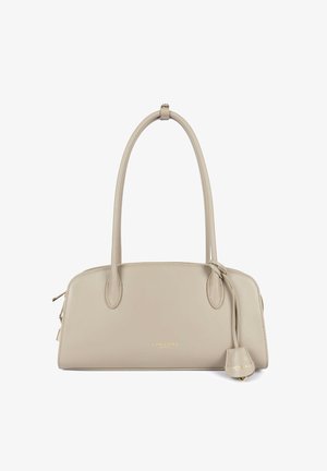 Sac à main en cuir beige avec poignées longues, fermeture éclair dorée et étiquette en cuir décorative embossée du nom de la marque "Lancaster Paris".