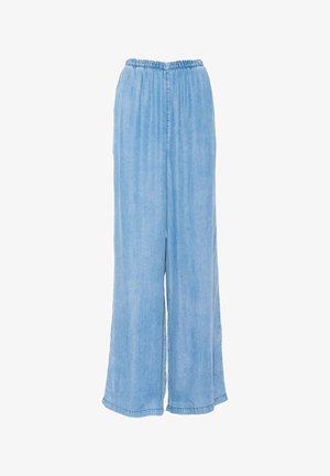 Lichtblauwe wijde broek met elastische tailleband, gemaakt van zachte stof, weergegeven tegen een witte achtergrond.