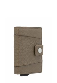 Portefeuille en cuir taupe avec une finition texturée, présentant un design anglé, une fermeture à bouton-pression et des détails de coutures contrastantes.