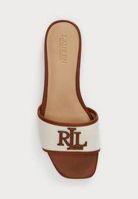 Brązowe skórzane klapki z białym kanwasowym paskiem. Zawierają logo "RL" w brązowym kolorze, gładką fakturę i płaską podeszwę.
