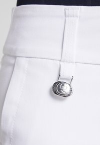 Witte, katoenmix broek met een slim fit en een opvallende zilveren knoopaccent met een gegraveerd spiraalontwerp vlakbij de tailleband.