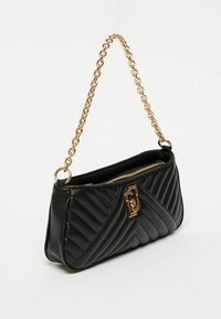 Borsa a tracolla nera trapuntata con tracolla in catena dorata, zip dorata e chiusura decorativa dorata sul davanti, su sfondo bianco.