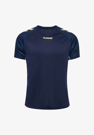 Granatowy sportowy t-shirt z krótkim rękawem, z ciemniejszymi panelami na ramionach i żółtym logo "hummel" na środku klatki piersiowej.