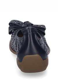 Dunkelblaue Lederschuhe mit perforiertem Design und Schleifenakzent an der Rückseite. Hellbraune Gummisohle, runde Zehenform und weiche Textur.