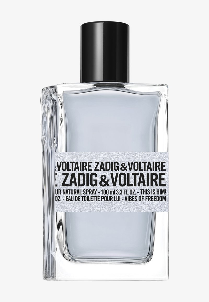 Bottiglia di profumo rettangolare in vetro trasparente con tappo nero ed etichetta argentata con la scritta Zadig & Voltaire, Eau de Toilette, 100 ml.