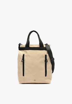 Bolsa tote de lona beige con dos bolsillos verticales con cremallera negra, doble asa negra y una correa de hombro negra ajustable.