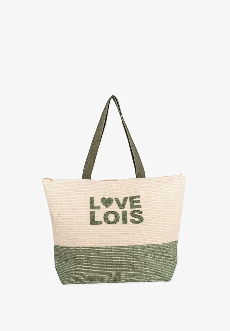Bolso tote con un cuerpo crema, panel inferior verde oscuro y letras texturizadas en verde que dicen "LOVE LOIS". Presenta una tela resistente y dos asas.