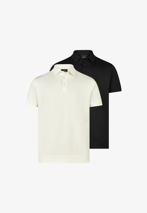 Zwei kurzärmlige Poloshirts, eines vorne weiß und eines hinten schwarz, beide mit Kragen und Knopfleiste.