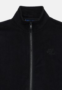 Giacca in pile nera con colletto alto, zip centrale e discreto logo ricamato "Only & Sons" sul lato sinistro del petto.