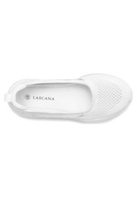 Weißer Slipper mit einem atmungsaktiven Mesh-Obermaterial, einem strukturierten Design und einem glatten Innenfutter. Verfügt über eine Schlaufe am Absatz.