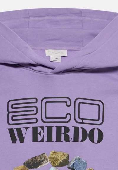 Μωβ φούτερ με κουκούλα και το κείμενο "ECO WEIRDO" μαύρο και διάφορα μικρά βότσαλα τυπωμένα κάτω μπροστά. Η ετικέτα στο εσωτερικό του γιακά δείχνει το εμπορικό σήμα και το μέγεθος.