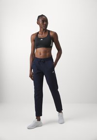 adidas Sportswear ESSENTIALS SMALL LOGO FEEL COZY OPEN HEM PANT - Calças de fato de treino - legend ink