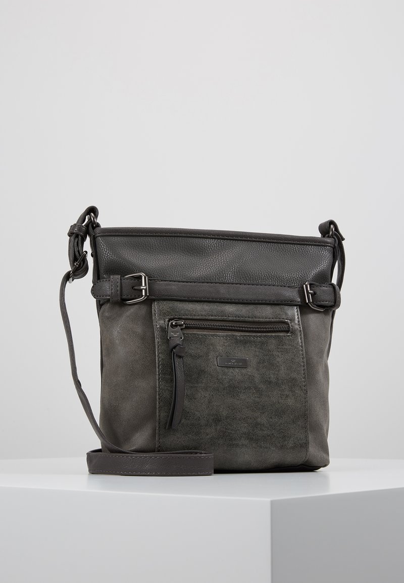 Sac bandoulière en cuir gris avec une finition texturée, doté d'une poche avant zippée et d'une sangle réglable, rehaussé de quincaillerie foncée.