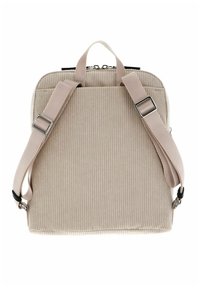 Sac à dos en velours côtelé beige avec bretelles réglables, fermeture éclair et finition texturée. Doté d'une poignée supérieure et d'accents métalliques argentés.