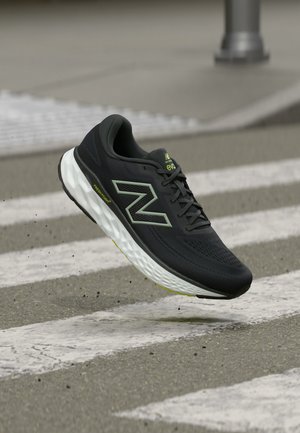 New Balance, EVOZ V4 - Παπούτσια για τρέξιμο σε δρόμο - black cement/silver-coloured moss/alkaline green