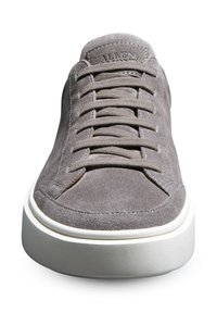 Graue Wildledersneaker mit runder Zehenpartie, flachen Schnürsenkeln und weißer Gummisohle. Verfügt über minimale Nähte und ein geprägtes Markenlogo auf der Zunge.