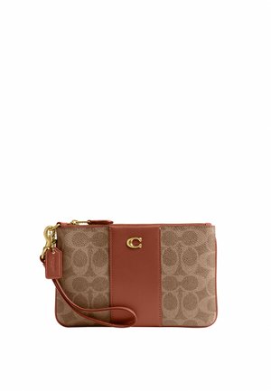 Sac bracelet marron avec motif signature, bande centrale en cuir, logo doré "C", fermeture éclair et bandoulière amovible avec garnitures dorées.