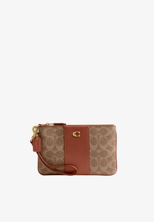 Sac bracelet marron avec motif signature, bande centrale en cuir, logo doré "C", fermeture éclair et bandoulière amovible avec garnitures dorées.