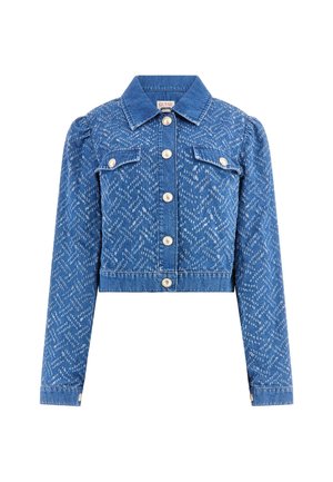 Chaqueta de mezclilla azul con textura estampada, diseño recortado, mangas largas, dos bolsillos en el pecho y cierres de botones.