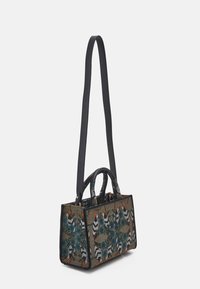 Tekstil håndtaske med et blomster- og fuglemønster i grøn, sort og orange. Har dobbelt top håndtag og en lang justerbar skulderrem.