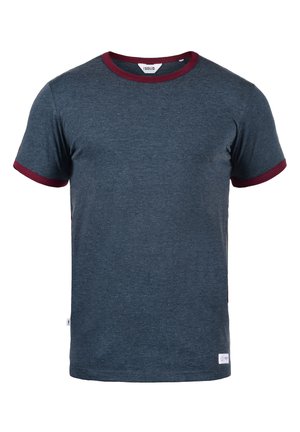 Meeste lühikeste varrukatega T-särk, tume sinine marooni värvi ribaga kaelaosa ja varruka ääred, puuvilla segu kangas, sirge lõige, minimaalne bränding helmel.