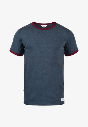 T-shirt pour hommes à manches courtes, bleu foncé avec col et bords de manches ribbed bordeaux, en mélange de coton, coupe droite, marquage minimal sur l'ourlet.