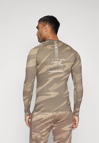 Venum UFC FIGHT WEEK RASHGUARDS - Pikkade varrukatega topp - desert camo