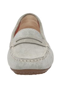 Hellgraue Wildlederslipper mit gestickten Details, offenem Oberteil und flacher Gummisohle. Glatte Textur mit dezenten Akzenten auf dem Obermaterial.