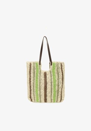 Bolsa tote tejida con rayas verticales en crema, verde y marrón y dos asas largas de color marrón oscuro.