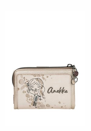 Pequeña cartera beige con cremallera, con una niña de dibujo animado sosteniendo un helado y el nombre de la marca "Anekke" en cursiva en el frente.