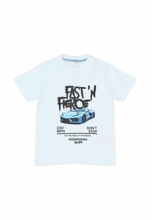 Svijetloplavi pamukasti majica s grafikom plavog sportskog automobila. Tekst uključuje "BRZ I ŽESTOK," "230 MPH," i "NE STAJEJ."