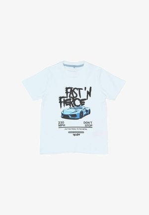 Lichtblauw katoenen T-shirt met een afbeelding van een blauwe sportwagen. De tekst bevat "FAST 'N FIERCE", "230 MPH" en "DON'T STOP."