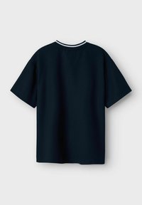 Camiseta de manga corta azul marino con escote redondeado, que presenta un ribete a rayas en blanco y azul en el cuello y una textura suave.