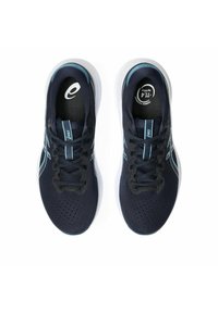 Par de zapatillas de running negras y azules con suelas blancas, cordones negros y parte superior de malla transpirable, vistas desde arriba sobre un fondo blanco.