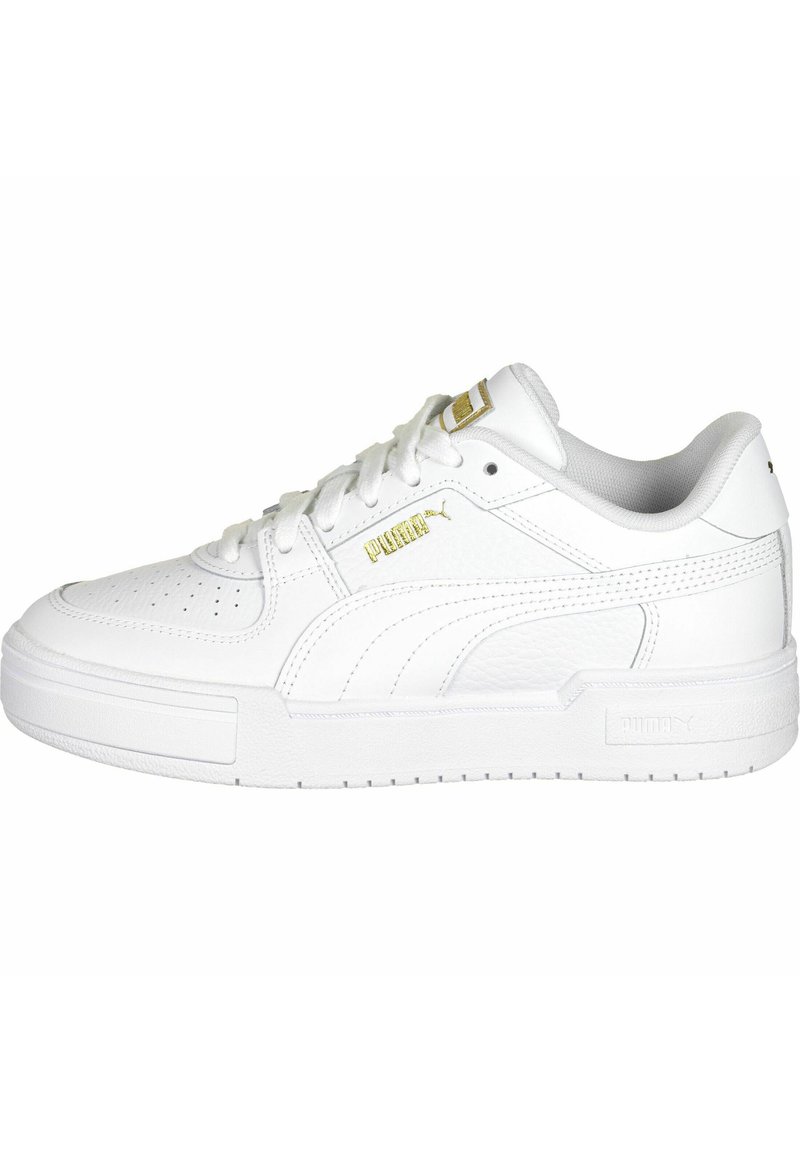 Zapatillas de cuero blancas con un acabado texturizado, cuello acolchado y cordones planos. Presenta acentos de logotipo dorado y una suela de goma gruesa.