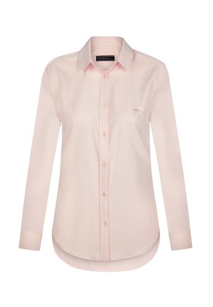 Chemise rose clair à manches longues en tissu doux, dotée d'une fermeture à boutons sur le devant, d'un ourlet arrondi et d'un petit logo brodé sur la poitrine.