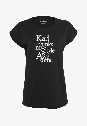 Schwarzes Kurzarm-T-Shirt aus Baumwolle mit auffälliger weißer Typografie, die auf der Vorderseite zentriert "Karl denkt, mein Stil ist großartig" sagt.