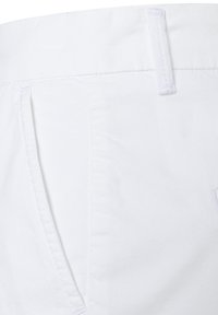 Weißer Baumwollstoff, der eine flache Tasche und Nahtdetails präsentiert, mit einer glatten Textur und ohne sichtbare Muster oder Verzierungen.