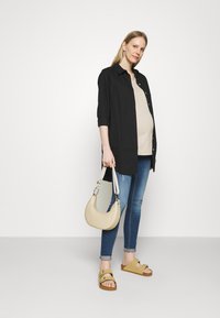 ONLY MATERNITY OLMWILMA - T-shirt estampada - humus/cloud dancer