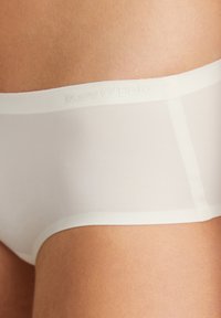 Witte Marc O’Polo ondergoed, met een gladde textuur, elastische tailleband met ingekapseld logo en een minimalistisch ontwerp.